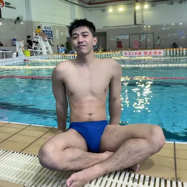 游泳健将，长腿男实力太强！