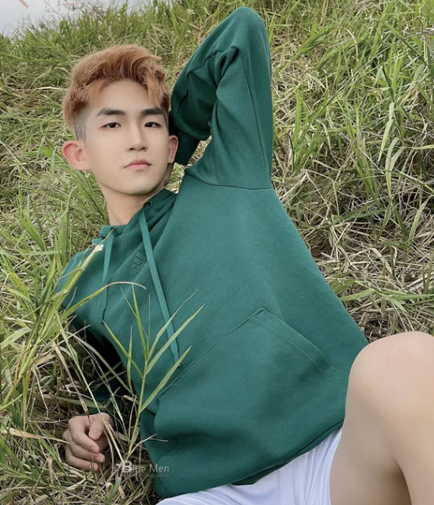 鲜肉男生的野外拍摄