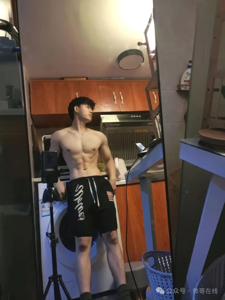 双胞胎白皮肌肉男大帅哥，两个薄肌运动男的双倍快乐谁懂啊?