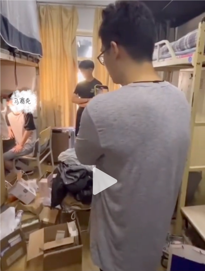 大连一男大半夜对着体育生舍友球服一顿输出，发推上被抓包了！