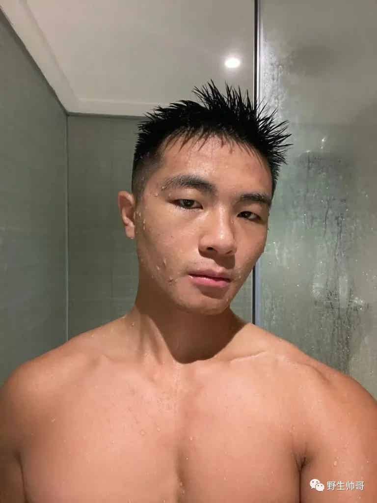 上海 19 的寸头长腿男自拍