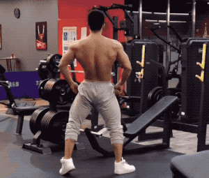 北京肌肉男穿灰裤子自拍，画面尴尬了....