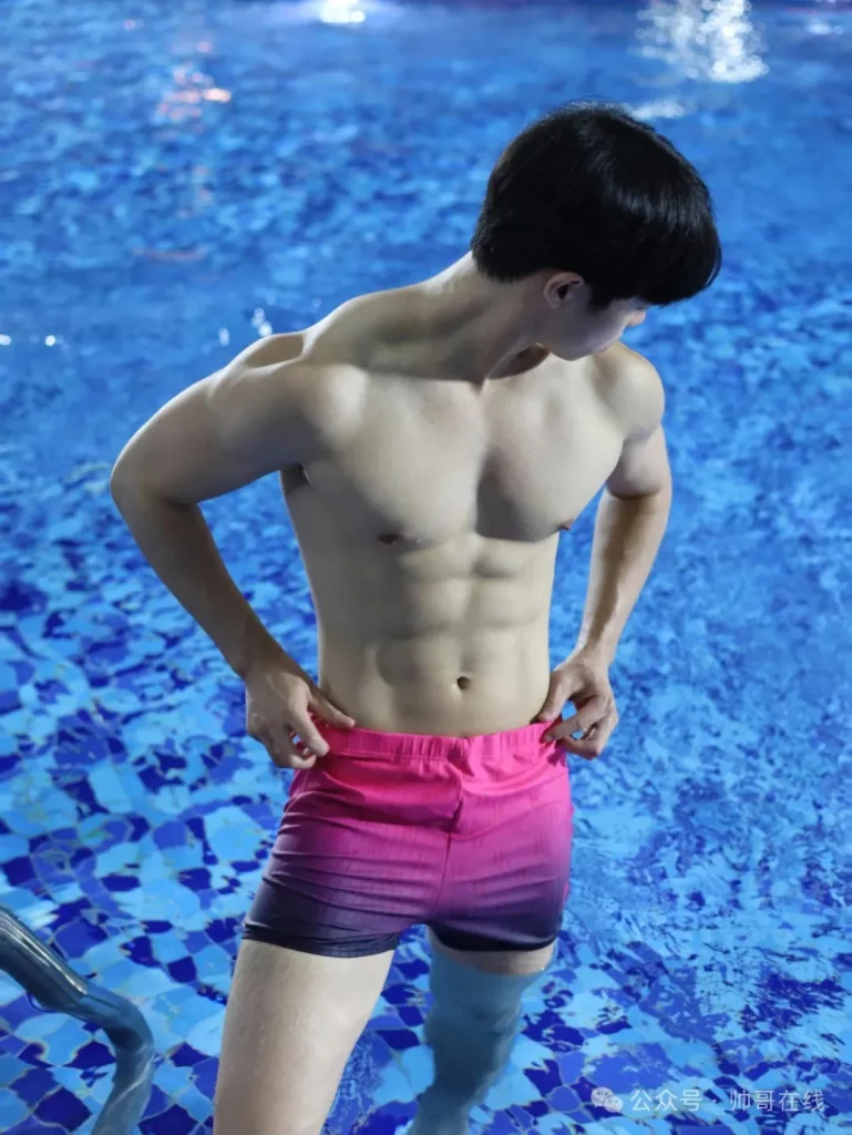 猛男粉泳裤腹肌体育生，这身材你给打几分？