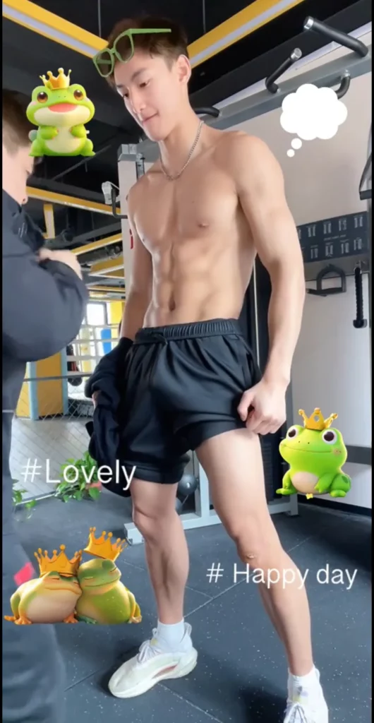山西 190CM 体育生撩衣腹肌被摸，都爱长腿灰裤子！
