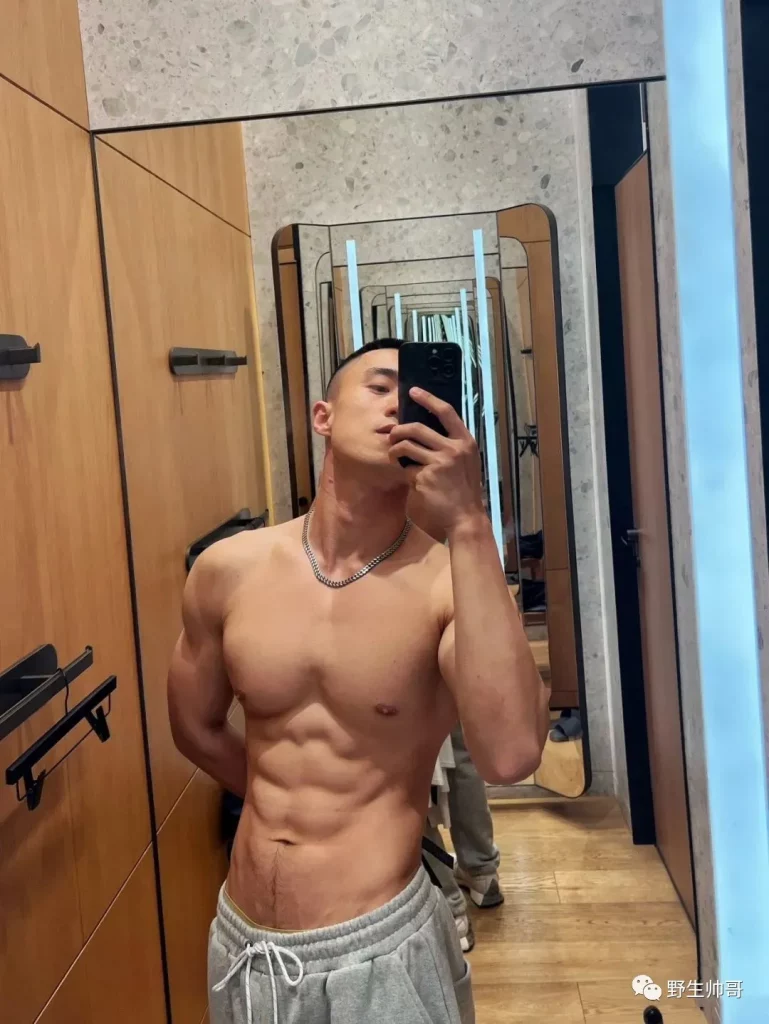 寸头爷们露营脱衣身材太顶了！东北男人果然大！