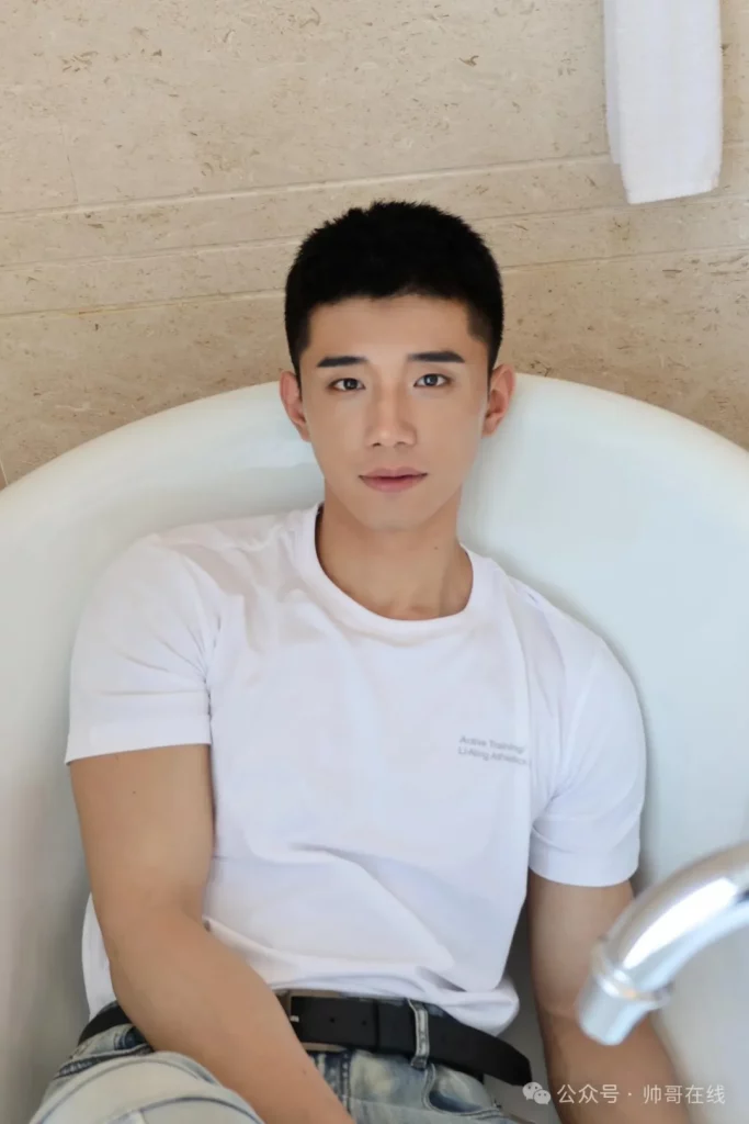 内娱新晋男菩萨赵仁杰拍拳击写真，寸头肌肉男友张力满了！