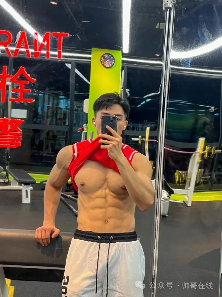 黑皮腹肌机车小伙竟是成都体院体育生，双开门翘 P 身材你顶得住吗？