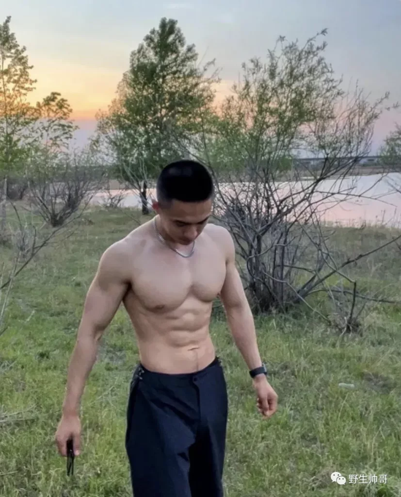 寸头爷们露营脱衣身材太顶了！东北男人果然大！
