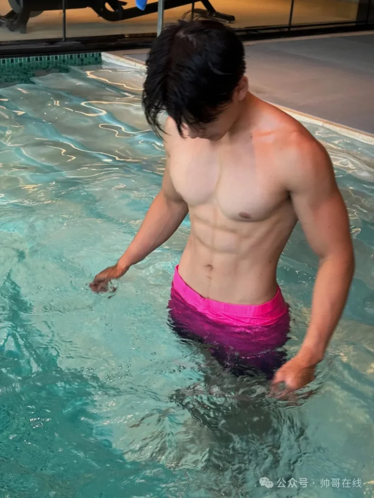 腹肌游泳体育生私教，童颜肌肉男菩萨也太有料了!