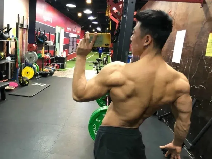北京肌肉男穿灰裤子自拍，画面尴尬了....