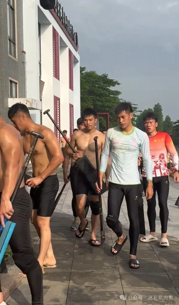 划龙舟穿紧身裤的运动男边走边脱？