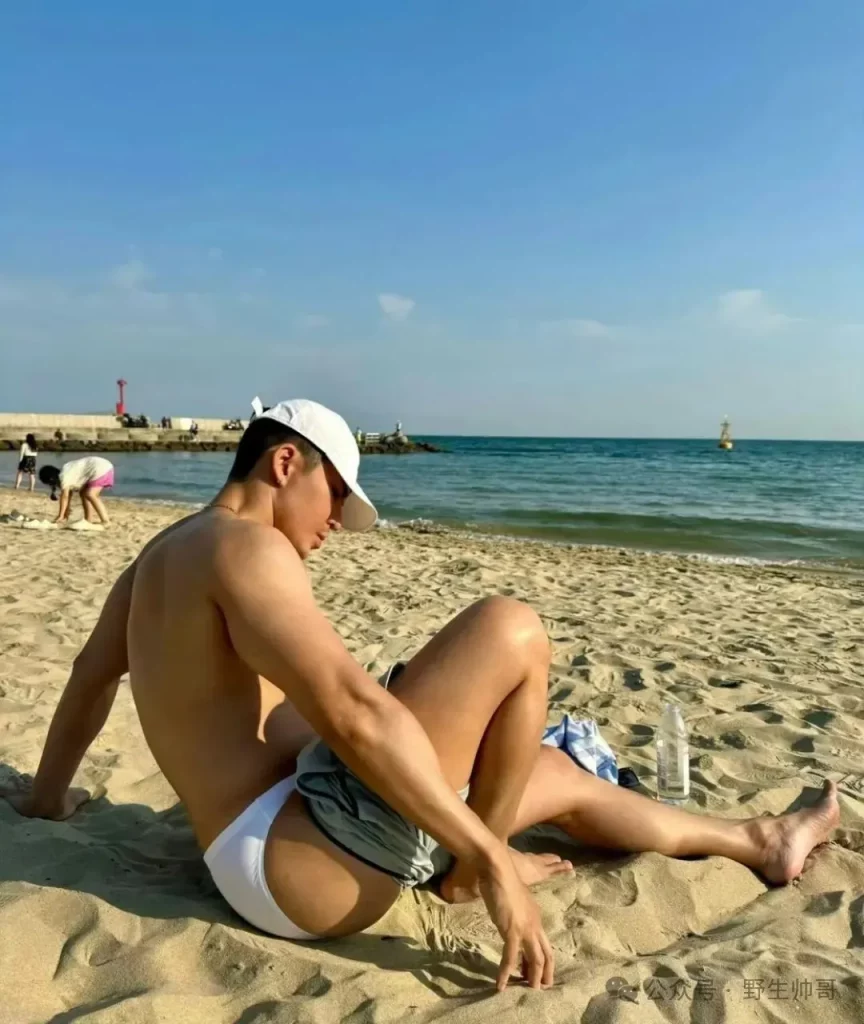 海边沙滩撩裤子的肌肉男太有型了，被他大长腿吸引！