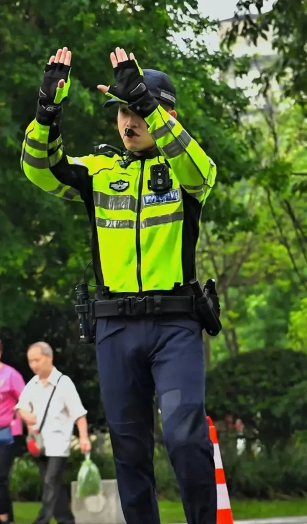 自贡这枚交警太帅火了！治愈系笑容配上大长腿谁不心动？