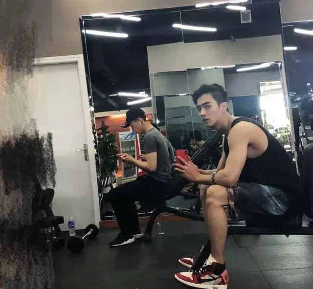 许凯穿贴身短裤睡觉暴露实力,难怪于正要力捧他! 许凯穿贴身短裤睡觉暴露实力,难怪于正要力捧他!