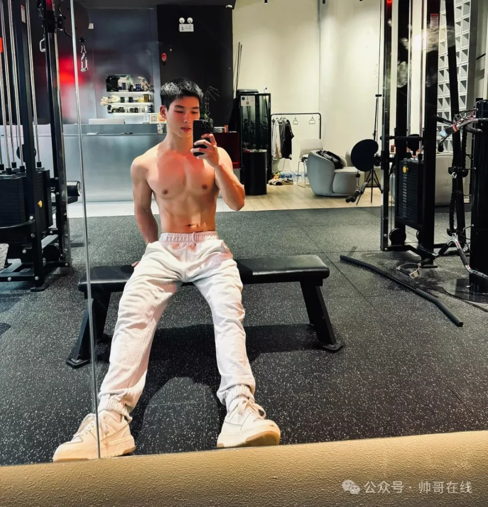 童颜暴肌健身私教，奶狼反差踩中了很多人的审美点上！