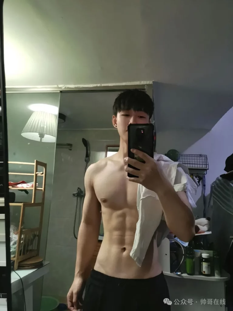 双胞胎白皮肌肉男大帅哥，两个薄肌运动男的双倍快乐谁懂啊?