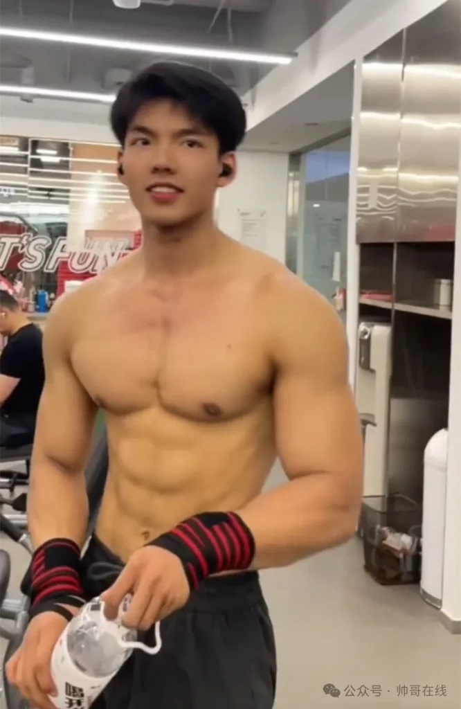 肌肉学弟不输体育生，弟弟这角度真胸到我了！