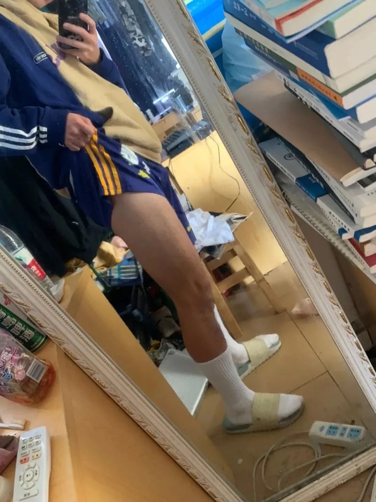 长沙这枚小哥哥穿运动裤自拍太可了，长的真大器