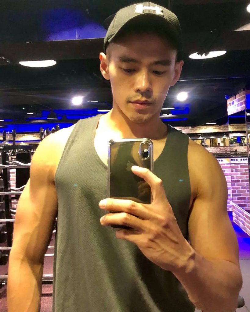 非常帅气的肌肉男护士