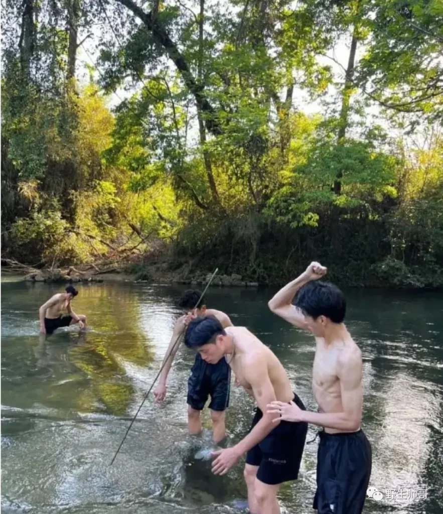 和体育生一起去玩水湿身，差点把班长的裤子扯掉啦
