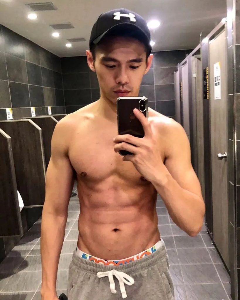 非常帅气的肌肉男护士