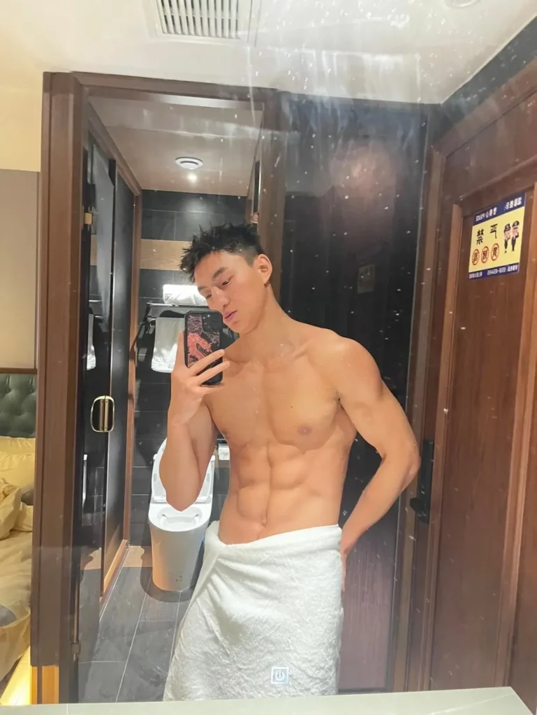 山西 190CM 体育生撩衣腹肌被摸，都爱长腿灰裤子！
