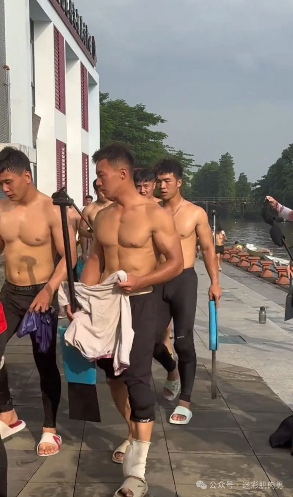 划龙舟穿紧身裤的运动男边走边脱？