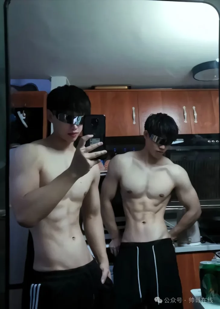双胞胎白皮肌肉男大帅哥，两个薄肌运动男的双倍快乐谁懂啊?