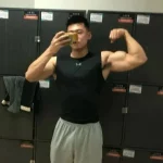 北京肌肉男穿灰裤子自拍，画面尴尬了....