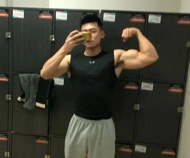 北京肌肉男穿灰裤子自拍，画面尴尬了....
