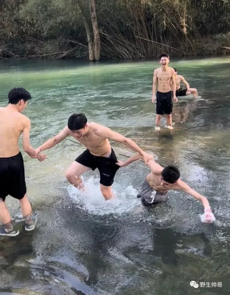 和体育生一起去玩水湿身，差点把班长的裤子扯掉啦