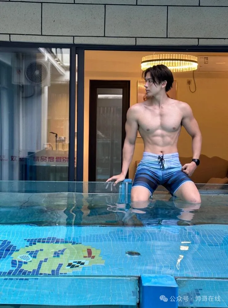 腹肌游泳体育生私教，童颜肌肉男菩萨也太有料了!