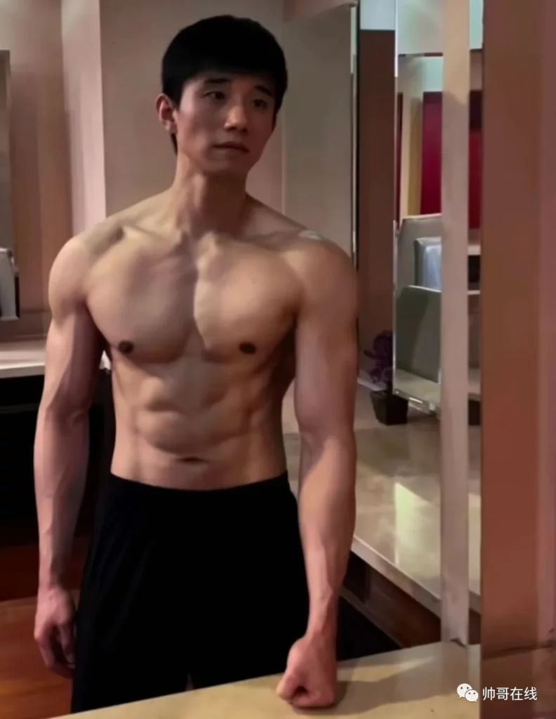 内娱新晋男菩萨赵仁杰拍拳击写真，寸头肌肉男友张力满了！