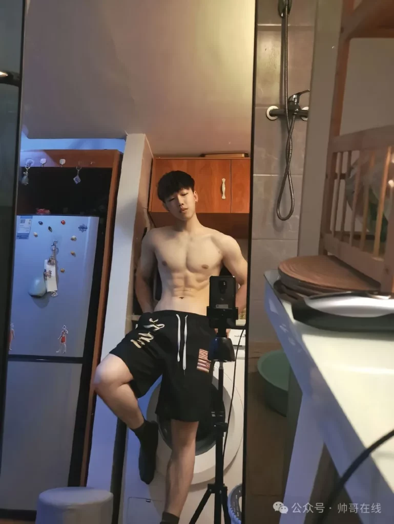 双胞胎白皮肌肉男大帅哥，两个薄肌运动男的双倍快乐谁懂啊?