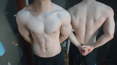 双胞胎白皮肌肉男大帅哥，两个薄肌运动男的双倍快乐谁懂啊?