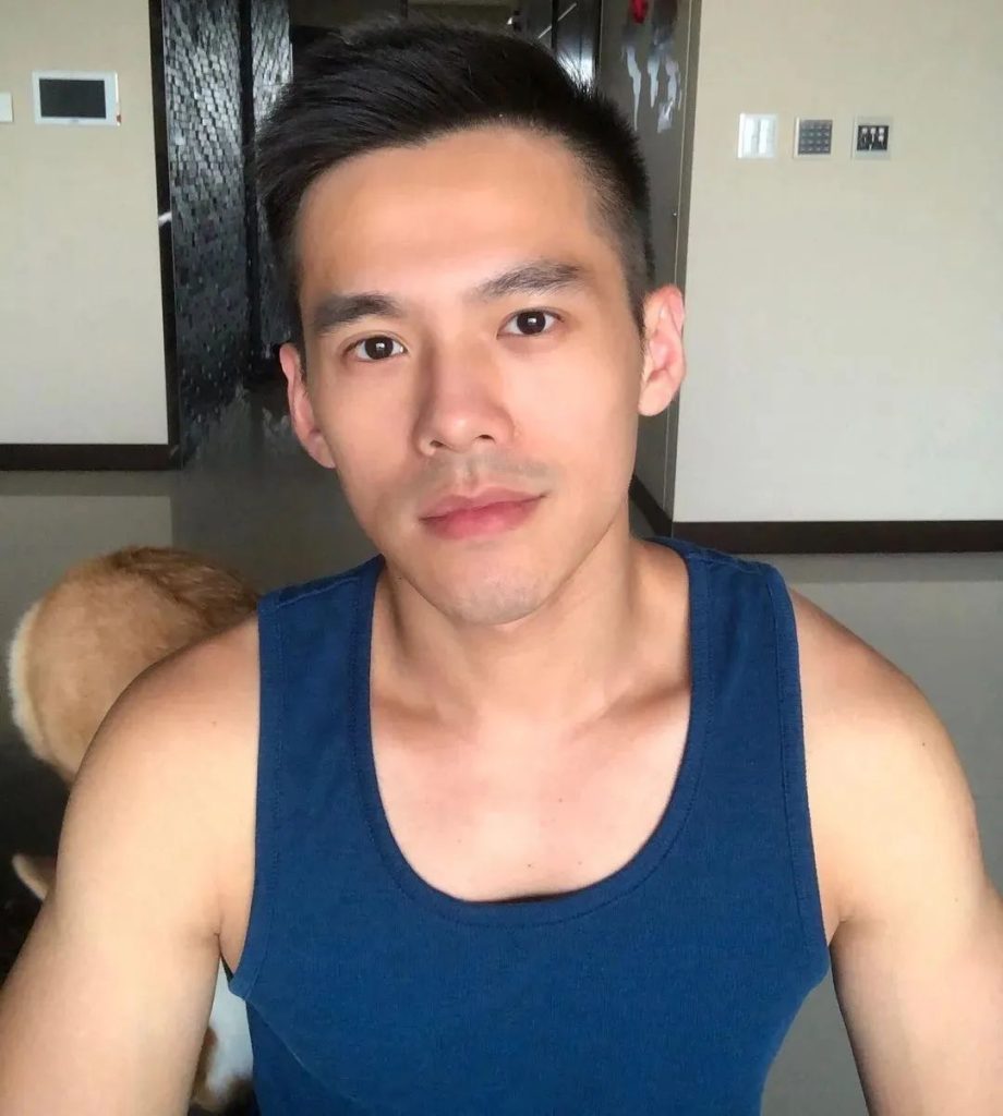 非常帅气的肌肉男护士