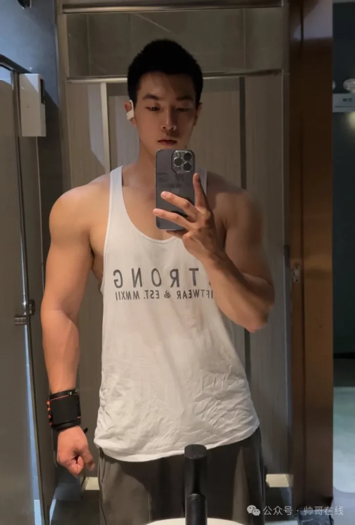 上进的黑皮帅哥，双开门大胸肌