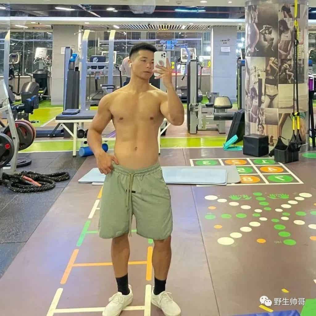 上海 19 的寸头长腿男自拍