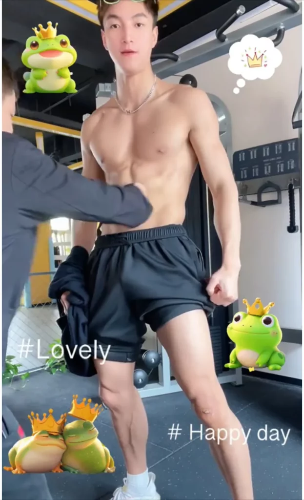 山西 190CM 体育生撩衣腹肌被摸，都爱长腿灰裤子！