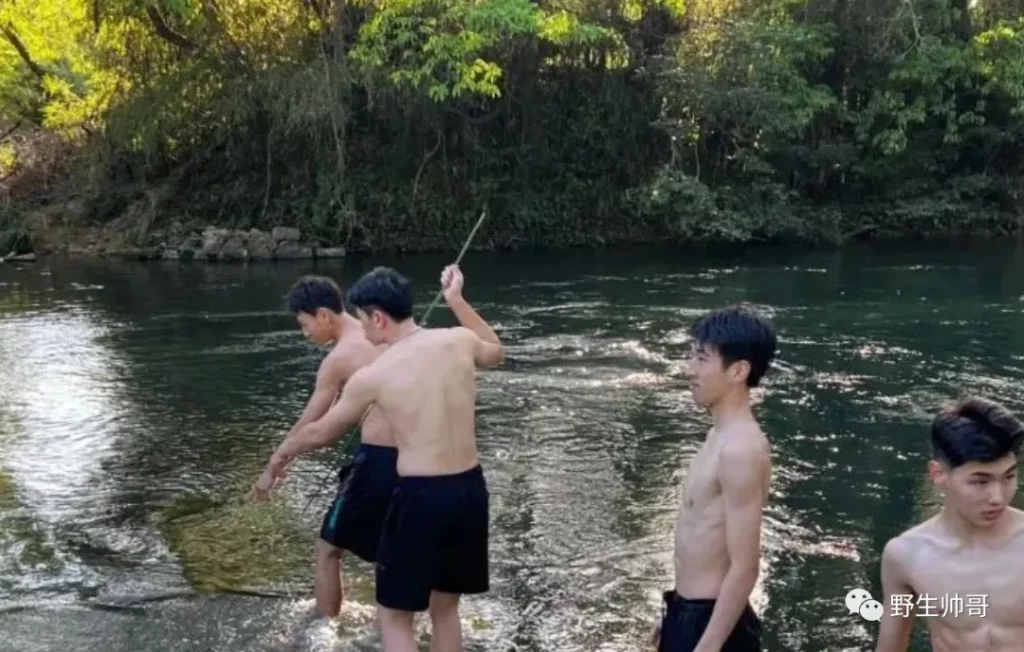 和体育生一起去玩水湿身，差点把班长的裤子扯掉啦