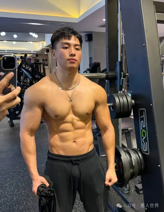 成都体院体育生，双开门翘 P 身材你顶得住吗？