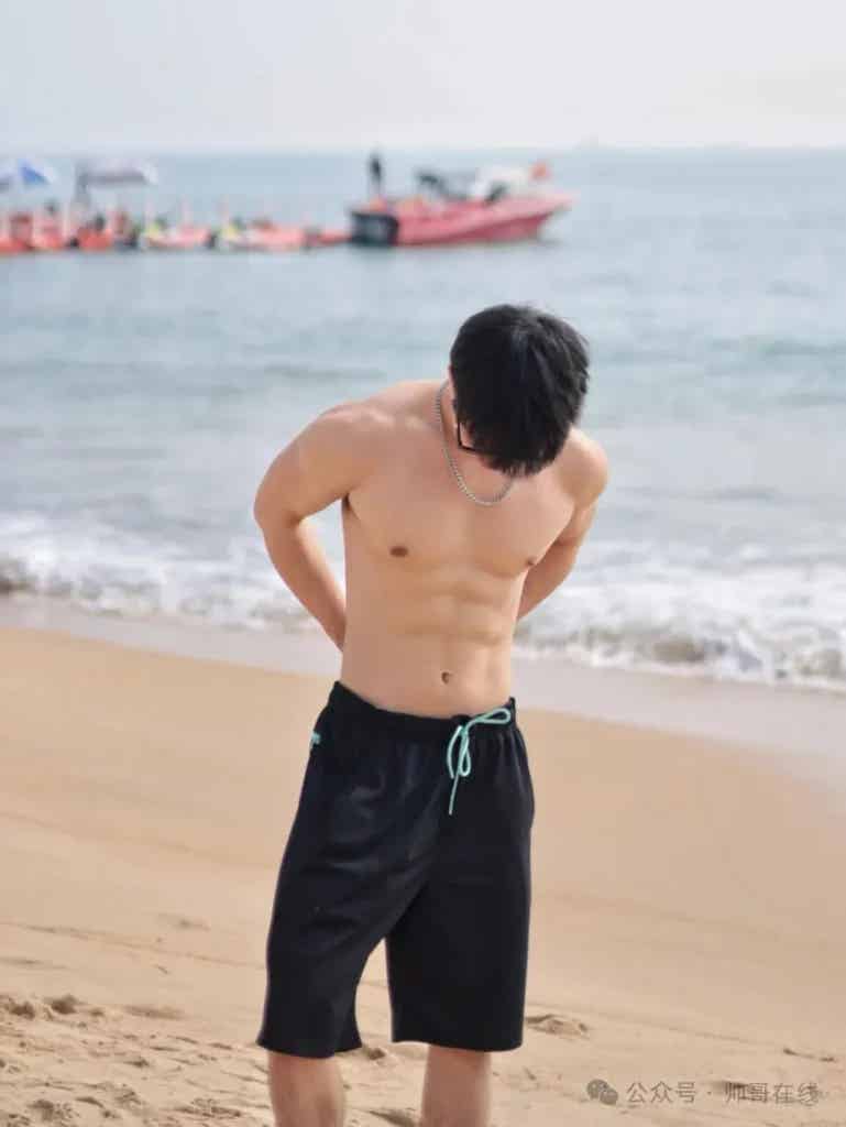 猛男粉泳裤腹肌体育生，这身材你给打几分？