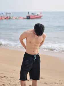 猛男粉泳裤腹肌体育生，这身材你给打几分？-潮男潮北