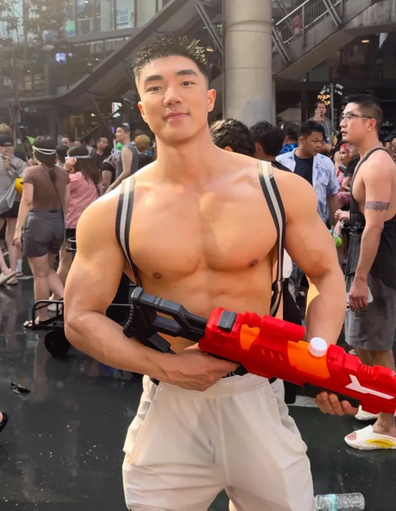 泼水节大趴上稳居 C 位的 Gogoboy 找到了！