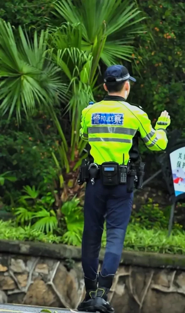 自贡这枚交警太帅火了！治愈系笑容配上大长腿谁不心动？