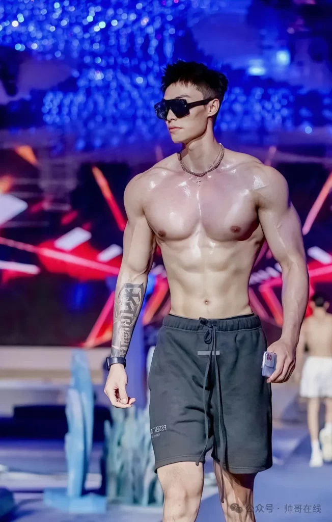 192CM 泳裤双开门长腿大胸肌比体育生还顶！