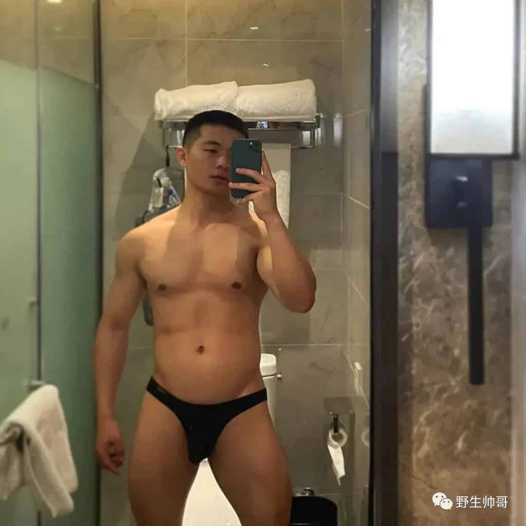 上海 19 的寸头长腿男自拍