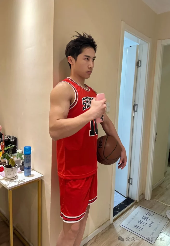 快乐加倍的 190CM 短发肌肉奶弟，太多人馋他的身子了！
