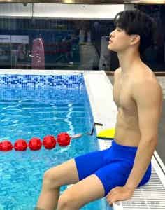 24岁游泳教练，以紧身泳裤展现专业风范，俘获众多妈妈心！-潮男潮北