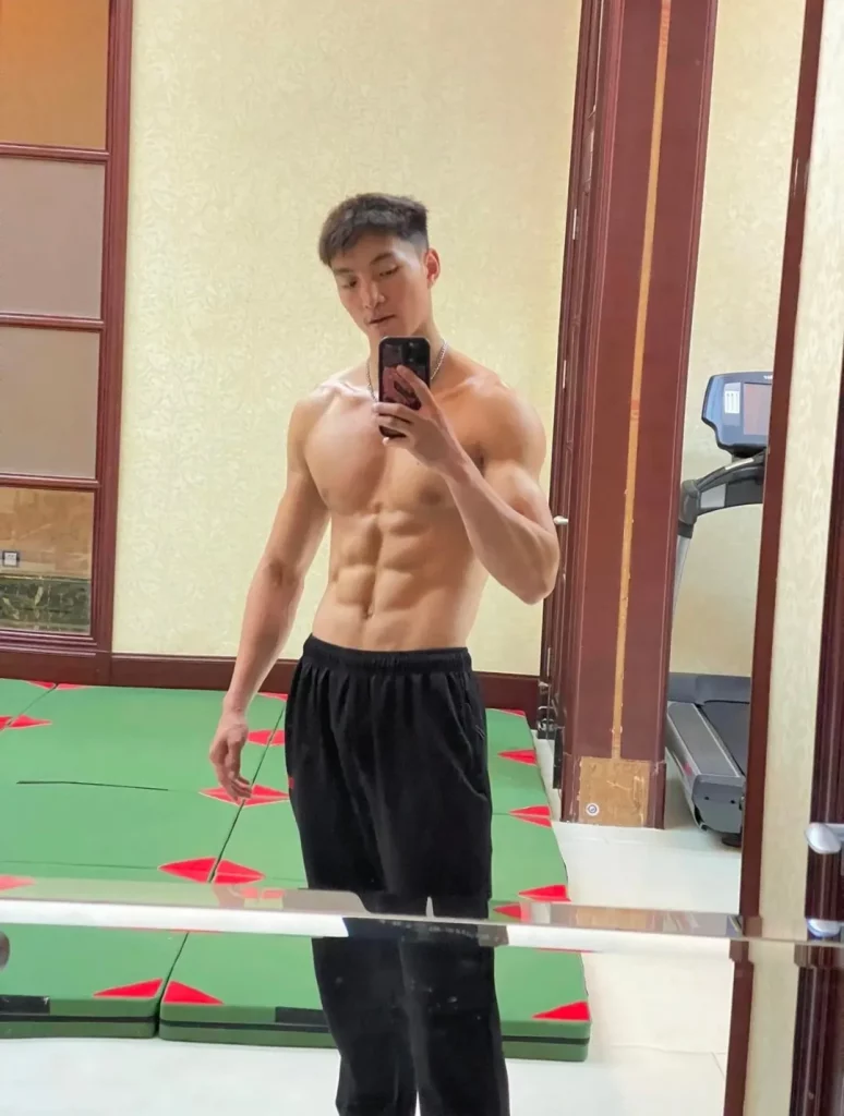 山西 190CM 体育生撩衣腹肌被摸，都爱长腿灰裤子！